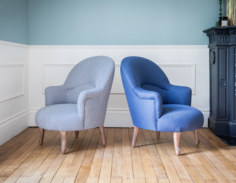 Toad armchair with armrests walnut-stained wooden legs and navy blue fabric