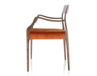 Chaise scandinave avec accoudoirs bois teinte marron foncé assise tissu velours terracotta