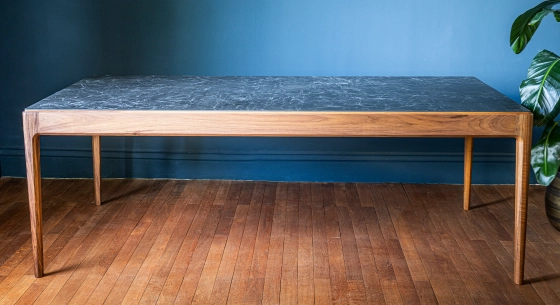Table salle à manger en noyer et céramique 6 personnes avec bois teinte naturelle et plateau céramique effet ardoise 160x100 cm