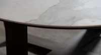 Mesa de centro redonda de roble y cerámica con madera tintada marrón oscuro tablero cerámico efecto mármol blanco 100x100 cm