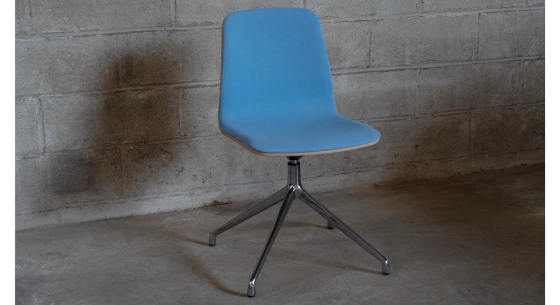 Chaise de bureau sans roulettes dossier bois teinte naturelle assise en tissu bleu