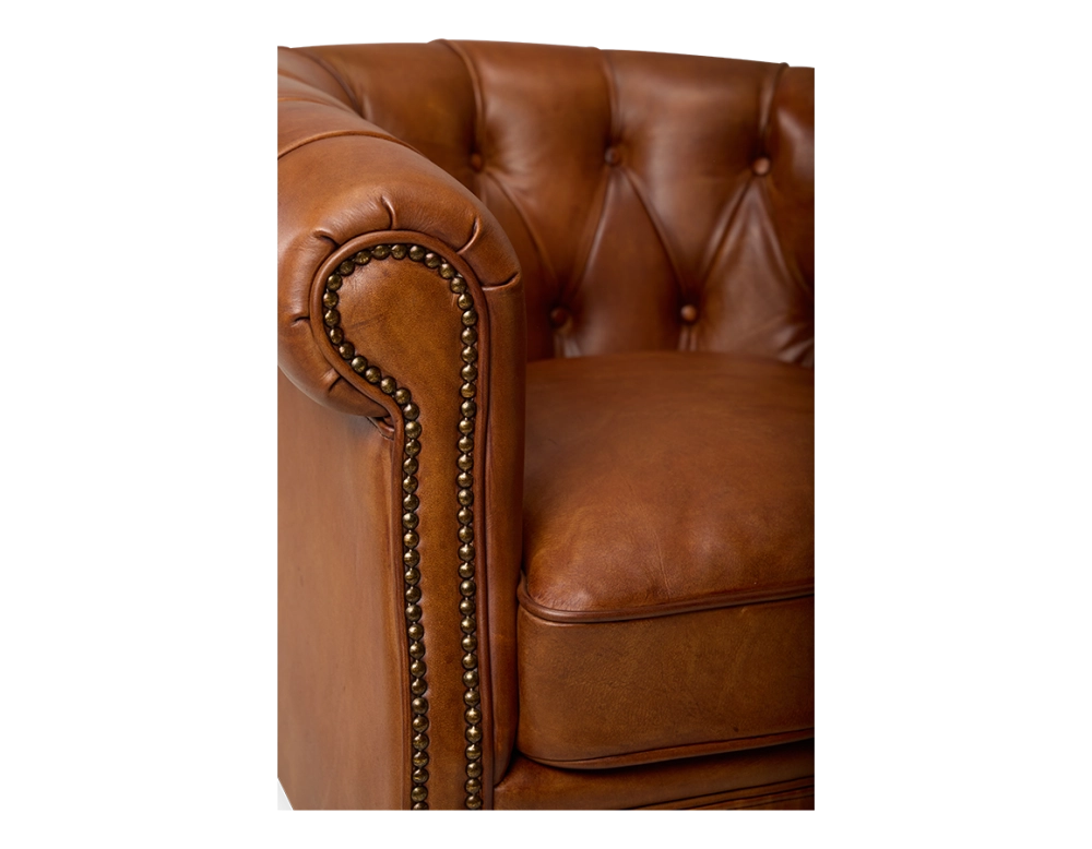 Fauteuil chesterfield cuir marron clair accoudoirs cloutés