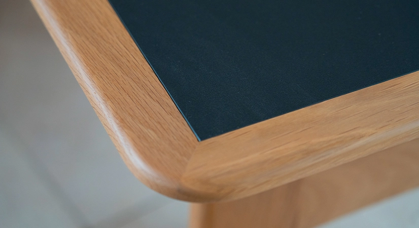 Square coffee table in oak and ceramic. with a natural wood finish and a white marble-effect ceramic top. 120x120 cm
