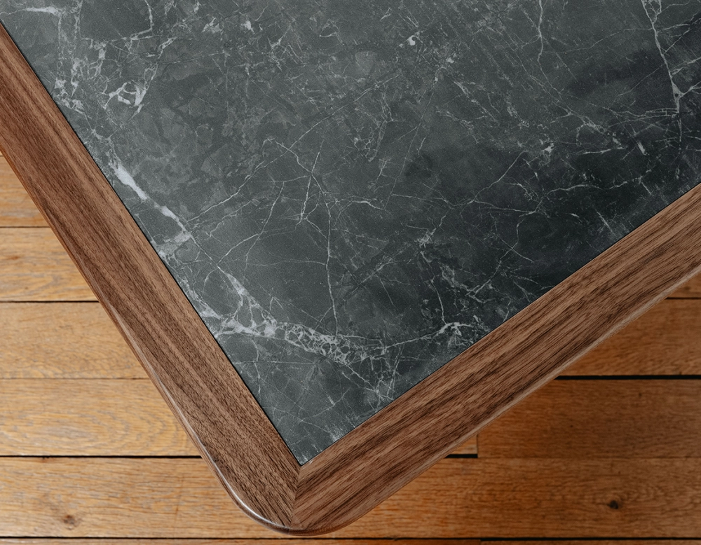 Table basse carré en noyer et céramique bois teinte naturelle plateau céramique effet ardoise 100x100 cm