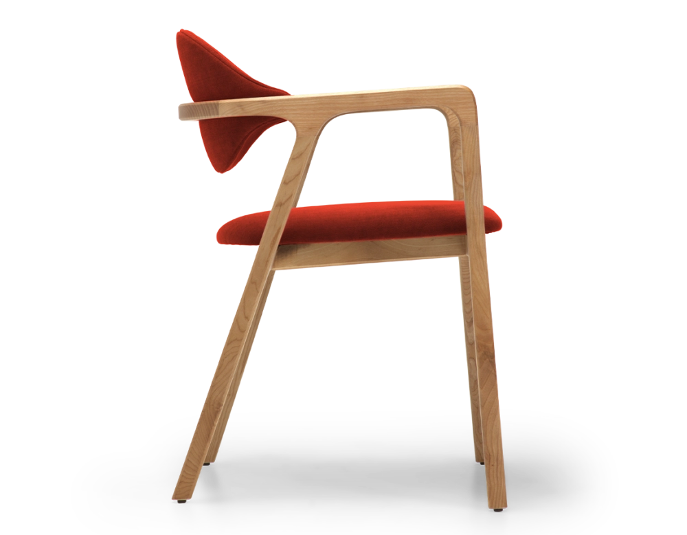 Chaise design avec accoudoirs bois teinte naturelle et tissu orange brulé