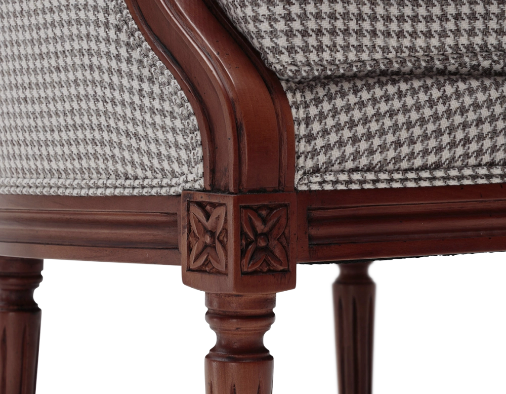 Fauteuil bergère style Louis XVI bois teinte ancienne et tissu pied de poule blanc et taupe