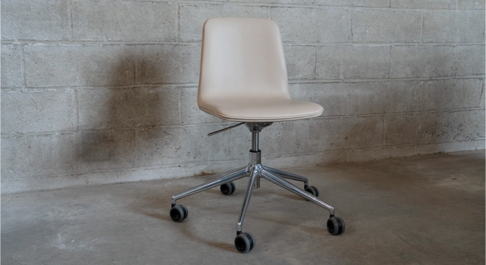 Chaise de bureau sans roulettes dossier bois teinte naturelle assise cuir beige