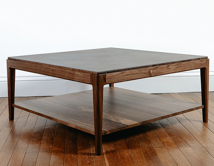 Table basse carrée en noyer et céramique avec tablette en bois teinte naturelle plateau céramique brun oxydé 100x100 cm