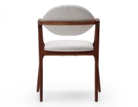 Chaise design avec accoudoirs bois teinte merisier et tissu bouclé blanc