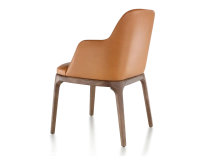 Silla de diseño con reposabrazos madera tintada marrón oscuro y piel caramelo