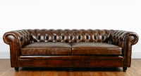 Canapé Chesterfield cuir 3 places marron soutenu accoudoirs cloutés