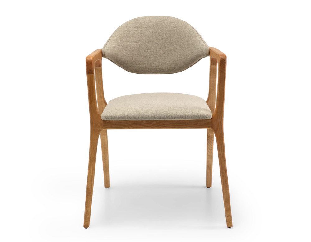 Chaise design avec accoudoirs bois teinte naturelle et tissu camel