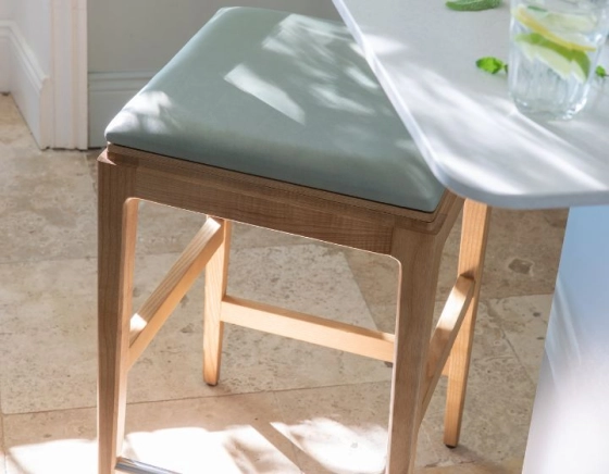 Tabouret de bar design H80 cm bois teinte naturelle assise tissu vert sauge