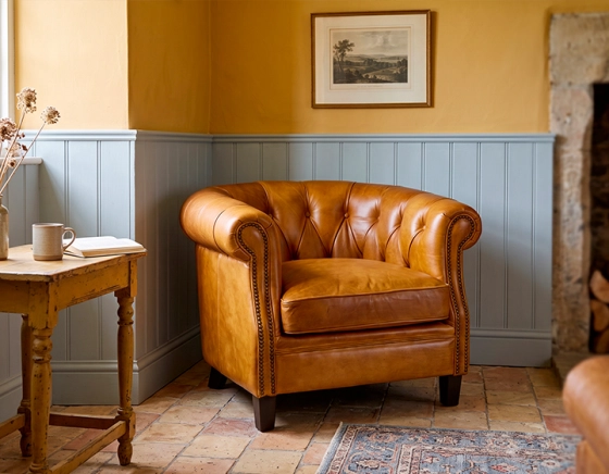 Fauteuil chesterfield cuir cognac accoudoirs cloutés