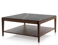 Table basse carrée en noyer et céramique avec tablette en bois teinte naturelle plateau céramique effet marbre noir 100x100 cm