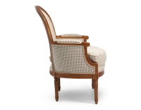 Fauteuil bergère style Louis XVI bois teinte ancienne et tissu pied de poule blanc et taupe