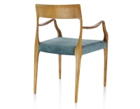 Chaise scandinave avec accoudoirs bois teinte merisier assise tissu velours bleu pétrole