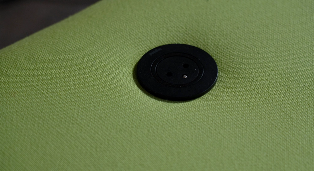 Pouf en tissu vert anis