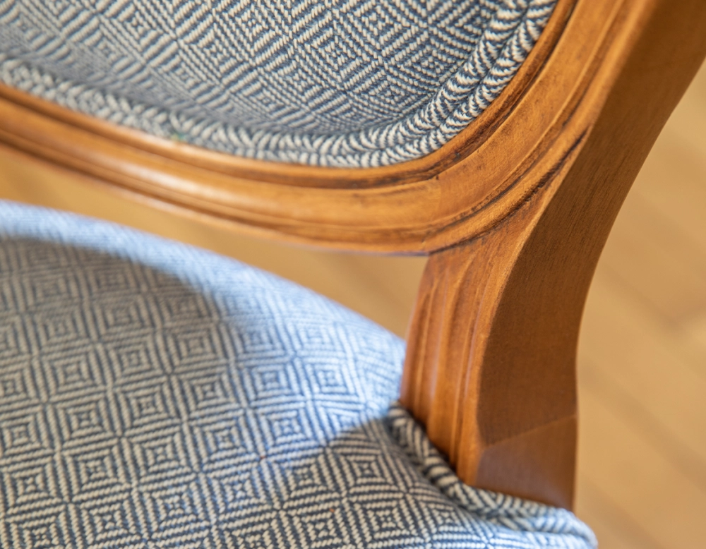Chaise ancienne style Louis XVI bois teinte ancienne et tissu chevron bleu