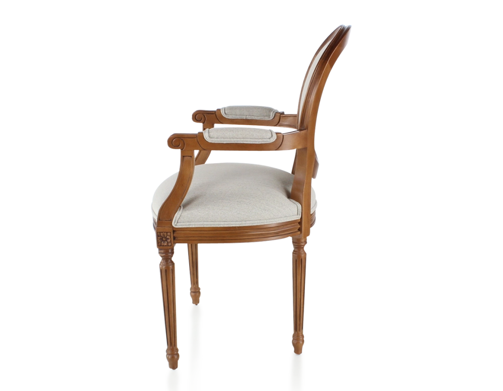 Silla antigua estilo Luis XVI con reposabrazos madera con tinte envejecido y tejido beige natural