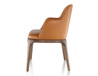 Silla de diseño con reposabrazos madera tintada marrón oscuro y piel caramelo