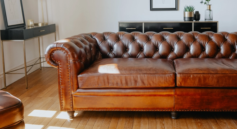 Canapé Chesterfield cuir 3 places marron vintage accoudoirs cloutés