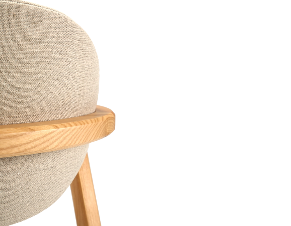 Chaise design avec accoudoirs bois teinte naturelle et tissu camel