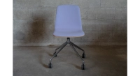 Chaise de bureau à roulettes dossier bois teinte naturelle assise en tissu mauve