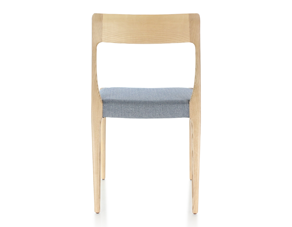 Silla escandinava madera tinte natural asiento tejido chevron azul