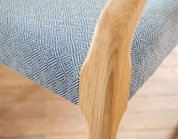 Chaise scandinave avec accoudoirs bois teinte naturelle assise tissu chevron bleu
