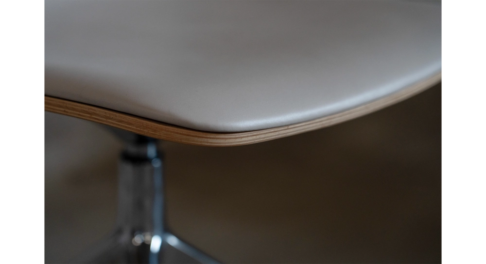 Chaise de bureau sans roulettes dossier bois teinte naturelle assise cuir gris clair