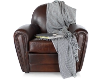 Fauteuil club cuir marron soutenu accoudoirs cloutés