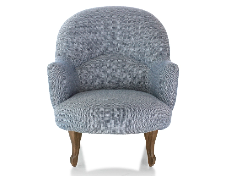 Fauteuil crapaud avec accoudoirs pieds bois teinte noyer et tissu chevron bleu