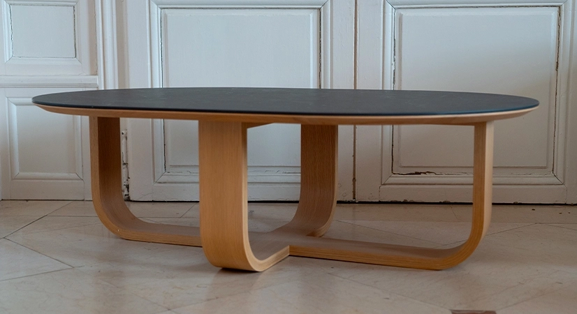 Table basse ovale en chêne et céramique avec bois teinte naturelle plateau céramique effet ardoise 120x80 cm