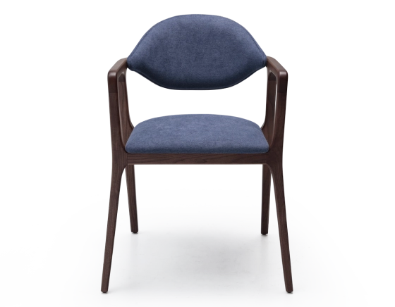 Silla de diseño con reposabrazos madera tintada en marrón oscuro y tejido azul océano