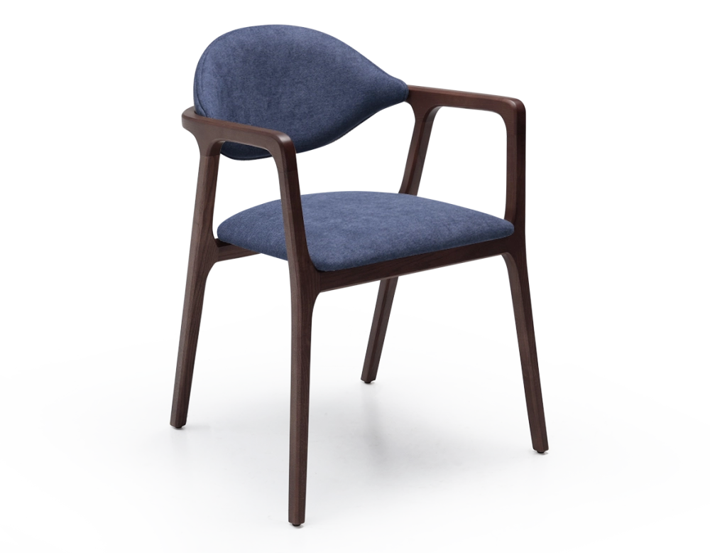 Silla de diseño con reposabrazos madera tintada en marrón oscuro y tejido azul océano