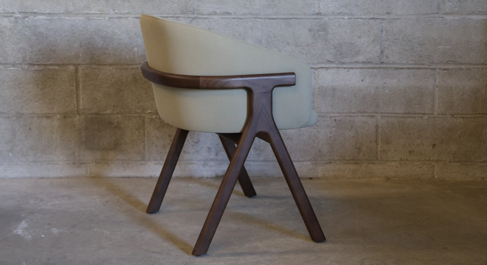 Chaise design en frêne bois teinte marron foncé assise tissu vert pâle