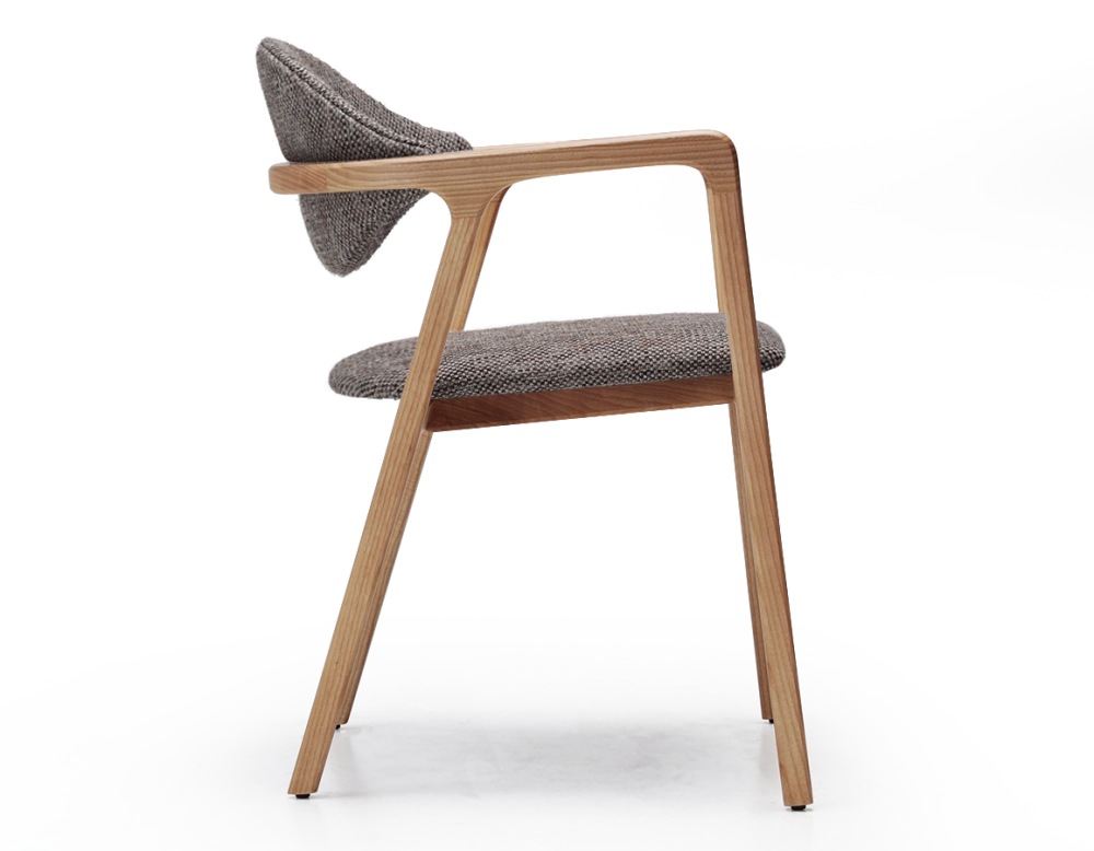 Chaise design avec accoudoirs bois teinte naturelle et tissu chiné marron
