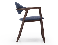 Silla de diseño con reposabrazos madera tintada en marrón oscuro y tejido azul océano