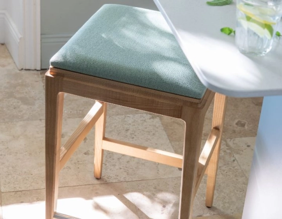 Tabouret de bar design H80 cm bois teinte naturelle assise cuir vert sauge