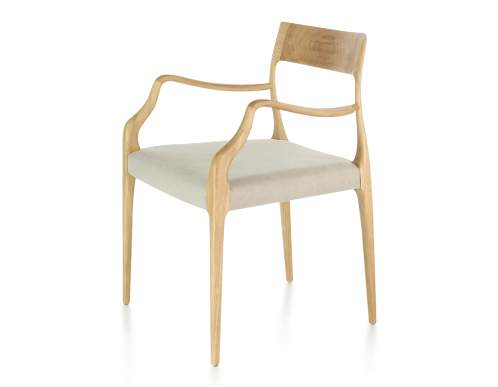 Chaise scandinave avec accoudoirs bois teinte naturelle assise tissu camel