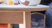 Mesa de comedor para 6 personas de roble y cerámica con madera de tinte natural y tablero cerámico efecto mármol blanco 140x90 cm