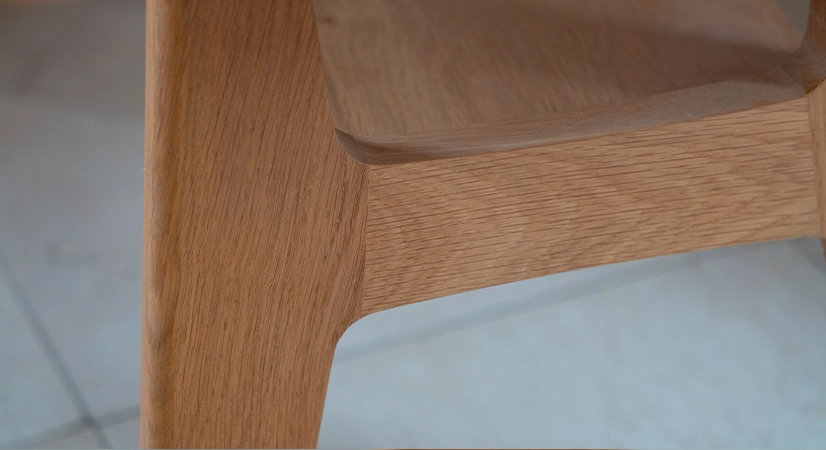 Square coffee table in oak and ceramic. with a natural wood finish and a white marble-effect ceramic top. 120x120 cm