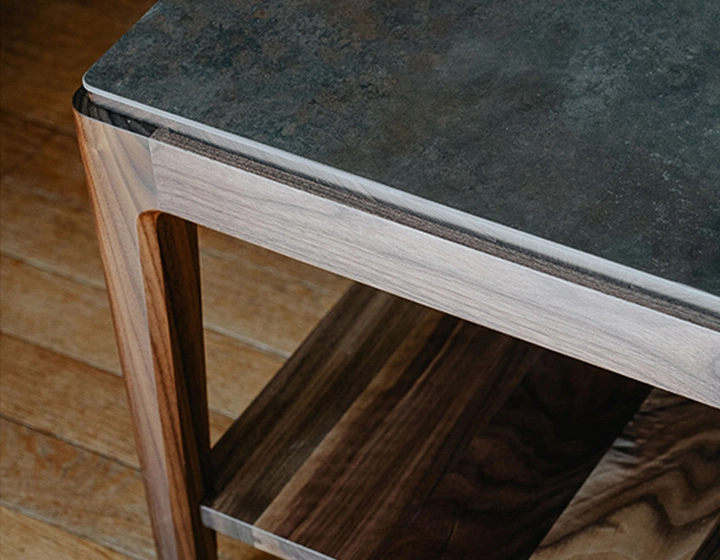 Table basse carrée en noyer et céramique avec tablette en bois teinte naturelle plateau céramique brun oxydé 100x100 cm