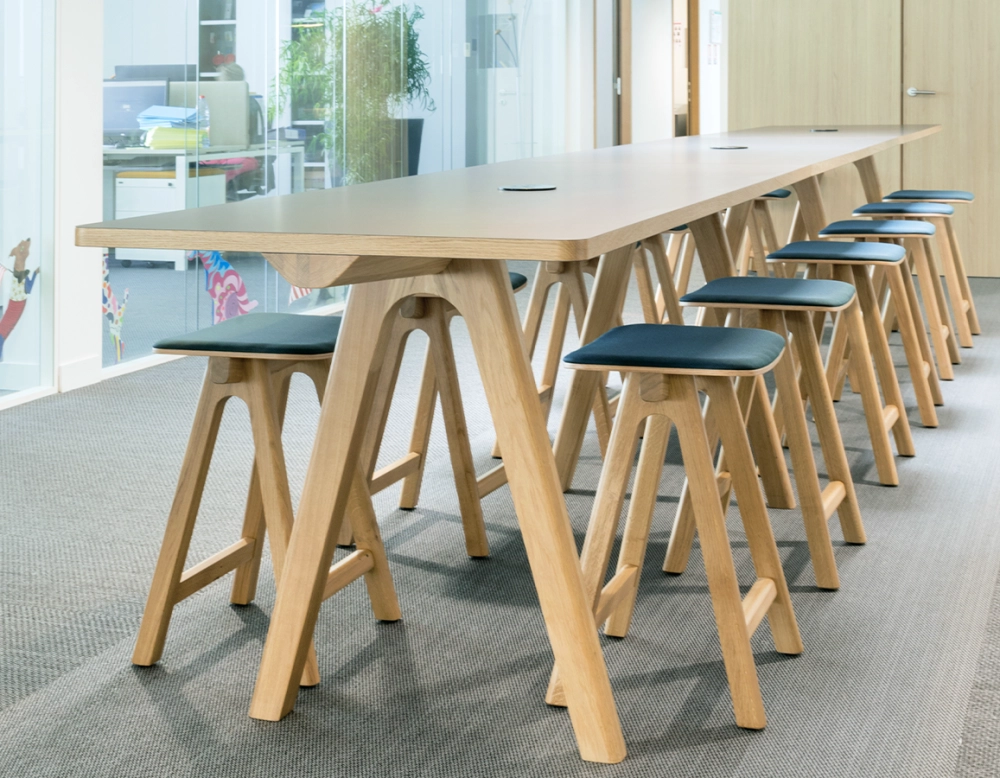 Tabouret de bar en chêne tapissé H60 cm bois teinte naturelle assise tissu bleu océan