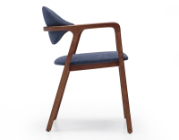 Chaise design avec accoudoirs bois teinte merisier et tissu bleu océan