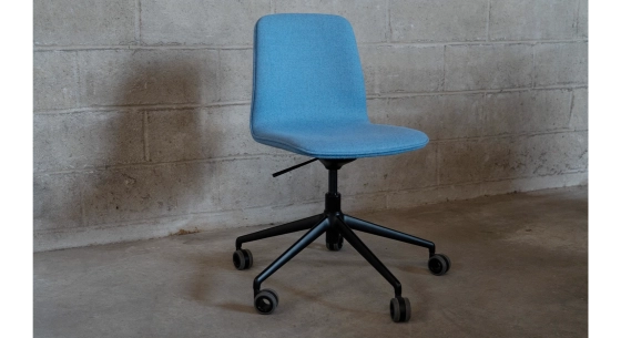 Chaise de bureau à roulettes assise tissu en laine bouillie bleue