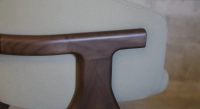 Chaise design en frêne bois teinte marron foncé assise tissu vert pâle