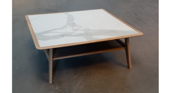 Table basse carrée en chêne et céramique avec bois teinte naturelle plateau céramique effet marbre blanc 120X120 cm