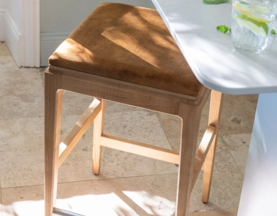 Tabouret de bar design H60 cm bois teinte naturelle assise tissu velours bronze
